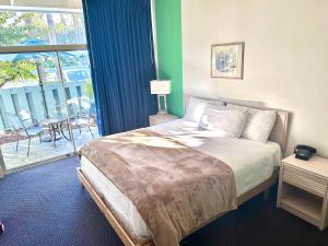 Cama ou camas em um quarto em Foghorn Harbor Inn