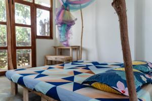 阿漢伽馬的住宿－Gaia Ocean Surf Yoga，一间卧室配有一张蓝色的床