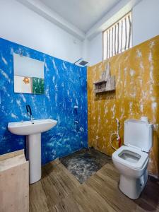 阿漢伽馬的住宿－Gaia Ocean Surf Yoga，浴室配有白色卫生间和盥洗盆。