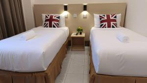 Una cama o camas en una habitación de bintang hotel
