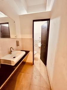 y baño con lavabo y aseo. en Hotel Pacific Classic, Haridwar - A Four Star Luxury Hotel en Haridwār