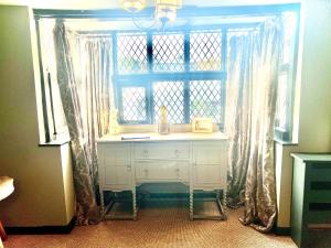 ein Fenster mit einem weißen Schreibtisch in einem Zimmer in der Unterkunft Little Libertys in Shrewsbury + 35 Fotos