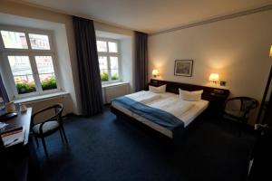 Postel nebo postele na pokoji v ubytování Hotel Goldener Adler + 37 fotografií