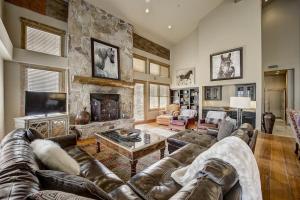 Ruang duduk di Mont Cervin 31 by AvantStay Luxury Ski in Ski out home in Park City