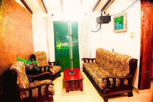 a living room with two couches and a table at Ared Villa in Katunayake