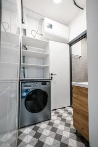 uma cozinha com máquina de lavar e secar roupa num quarto em 68 Hostel em Bishkek