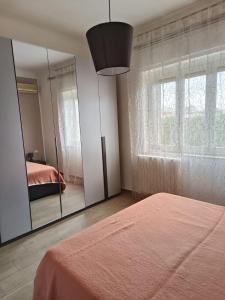 ein Schlafzimmer mit einem großen Spiegel und einem Bett in der Unterkunft CASA MIA in Taranto