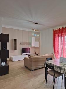 ein Wohnzimmer mit einem Sofa und einem Tisch in der Unterkunft CASA MIA in Taranto