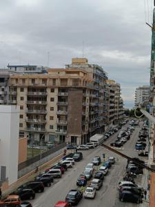 ein Parkplatz voller Autos in einer Stadt in der Unterkunft CASA MIA in Taranto