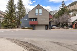 una casa sentada al lado de una calle en Cimarron Lodge 14 by AvantStay Ski-InSki-Out Property in Complex w Two Hot Tubs Permit3601, en Telluride