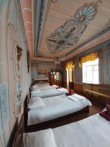 una habitación con una fila de camas. en Reyhana Unique House, en Samarkand