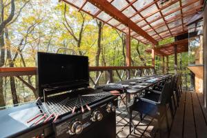un grill su una terrazza con tavolo e sedie di Ryojukukan Villa Nasukogen a Nasu