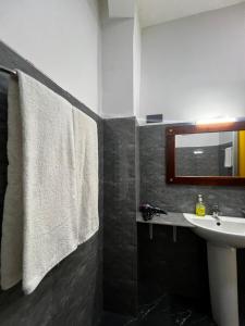a bathroom with a sink and a mirror at Ella Silloam in Ella