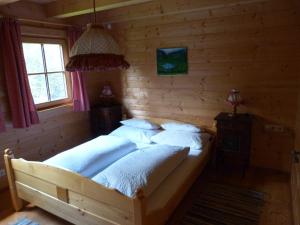 een slaapkamer met 2 bedden in een blokhut bij Knusperhäusl in Uttendorf