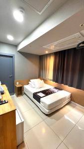 - une chambre avec un grand lit dans l'établissement MyeongDong New Stay Inn, à Séoul