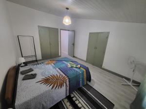 um quarto com uma cama grande num quarto em Chambre dans le centre historique em Bourg-Saint-Andéol