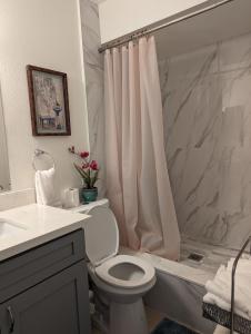 a bathroom with a toilet and a shower at 2Bedroom with Den and 2BA 4 Blocks to Santa Monica Beach in Los Angeles