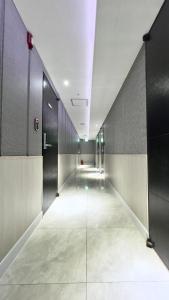 un couloir vide avec dans l'établissement MyeongDong New Stay Inn, à Séoul