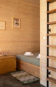 Country House في Kamenskoye Plato: غرفة صغيرة بسرير في كابينة خشبية