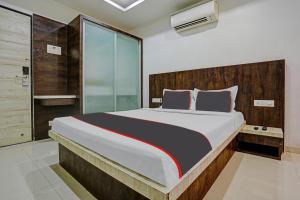 Łóżko lub łóżka w pokoju w obiekcie Hotel Krishna Inn