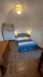 Een bed of bedden in een kamer bij Appartement médiéval au cœur du village de Lama