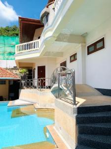 uma casa com piscina ao lado de uma casa em Scan House Apartment em Praia de Karon