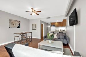 Prime Area In Philly - Large Lovely Apartment في فيلادلفيا: غرفة معيشة مع أريكة وطاولة