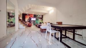 une salle à manger avec une table et un salon dans l'établissement Richhariya Nature's Retreat Homes, à Jhansi