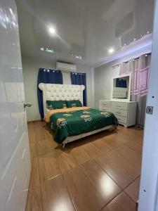 um quarto com uma cama, uma cómoda e um espelho em Villa confortable para 5 pesonas em Pedernales