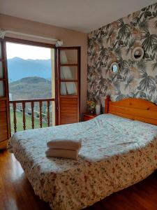 1 dormitorio con cama y ventana grande en Valle la Fuente en El Escobal