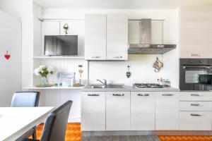 una cocina con armarios blancos y fregadero en LA MAR Apartment Spinea, en Spinea