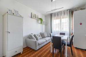 uma sala de estar com um sofá e uma mesa em LA MAR Apartment Spinea em Spinea