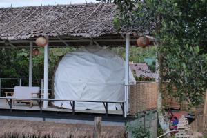 ein großes weißes Zelt auf dem Dach eines Hauses in der Unterkunft Dome tents Hedreung Rakthai camping in Ban Rak Thai