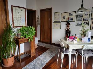 a dining room with a table and some plants at B&B Bondi in Ravenna