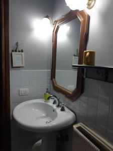 a bathroom with a sink and a mirror at B&B Bondi in Ravenna