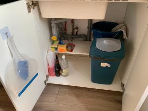 - une cuisine avec une poubelle et un évier dans l'établissement JO 2024 Studio proche gare (RER A, lignes J et L), à Sartrouville