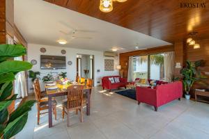 sala de estar con mesa y sillas en Ekostay Gold- Salt Water Villa I Sea View I 200 meters from Beach en Candolim