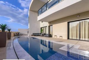 Top-Class Luxury Villa Troya with Heated Pool and Full Sea View רק למשפחות !!!!