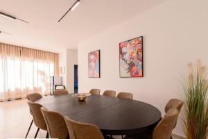 comedor con mesa y sillas en Top-Class Luxury Villa Troya with Heated Pool and Full Sea View רק למשפחות !!!! en Eilat