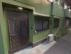 大阪市にあるVilla Shin-Imamiyaの茶色の扉とエアラスの緑の建物