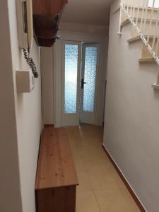 a hallway with a wooden bench in front of a door at La Casa di Betta in Ruvo di Puglia