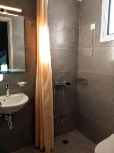 bagno con doccia e lavandino di Evgenia Rooms a Skala