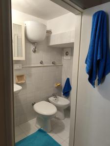a small bathroom with a toilet and a sink at La Casa di Betta in Ruvo di Puglia