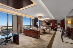 Posezení v ubytování Crowne Plaza Tianjin Binhai Center by IHG