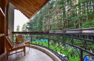 En balkon eller terrasse på Hotel Hadimba Manali By YB Hotels
