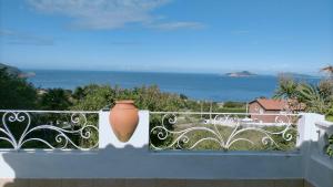 un jarrón sentado en un balcón con el océano en Casa Zona Playa, en Vigo