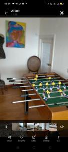 una sala de juegos con mesa de billar en Casa Zona Playa, en Vigo