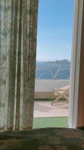Habitación con ventana y vistas al océano. en Casa Zona Playa, en Vigo