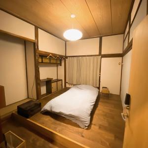 a room with a bed in the middle of it at 末廣宿(女性専用)- suehirojyuku for woman- by mooi in Aizuwakamatsu
