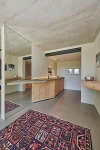 um quarto vazio com um tapete no chão em Alpenchalet Walchensee em Walchensee